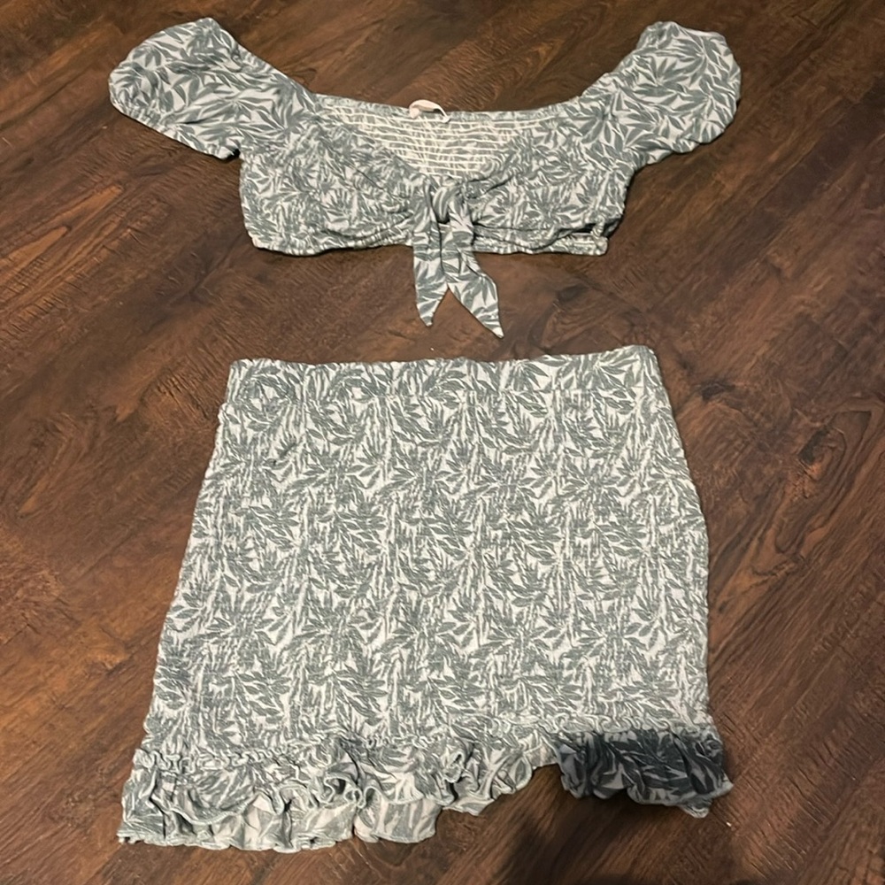 light green floral, hawaiian/beachy set. crop top with matching skirt